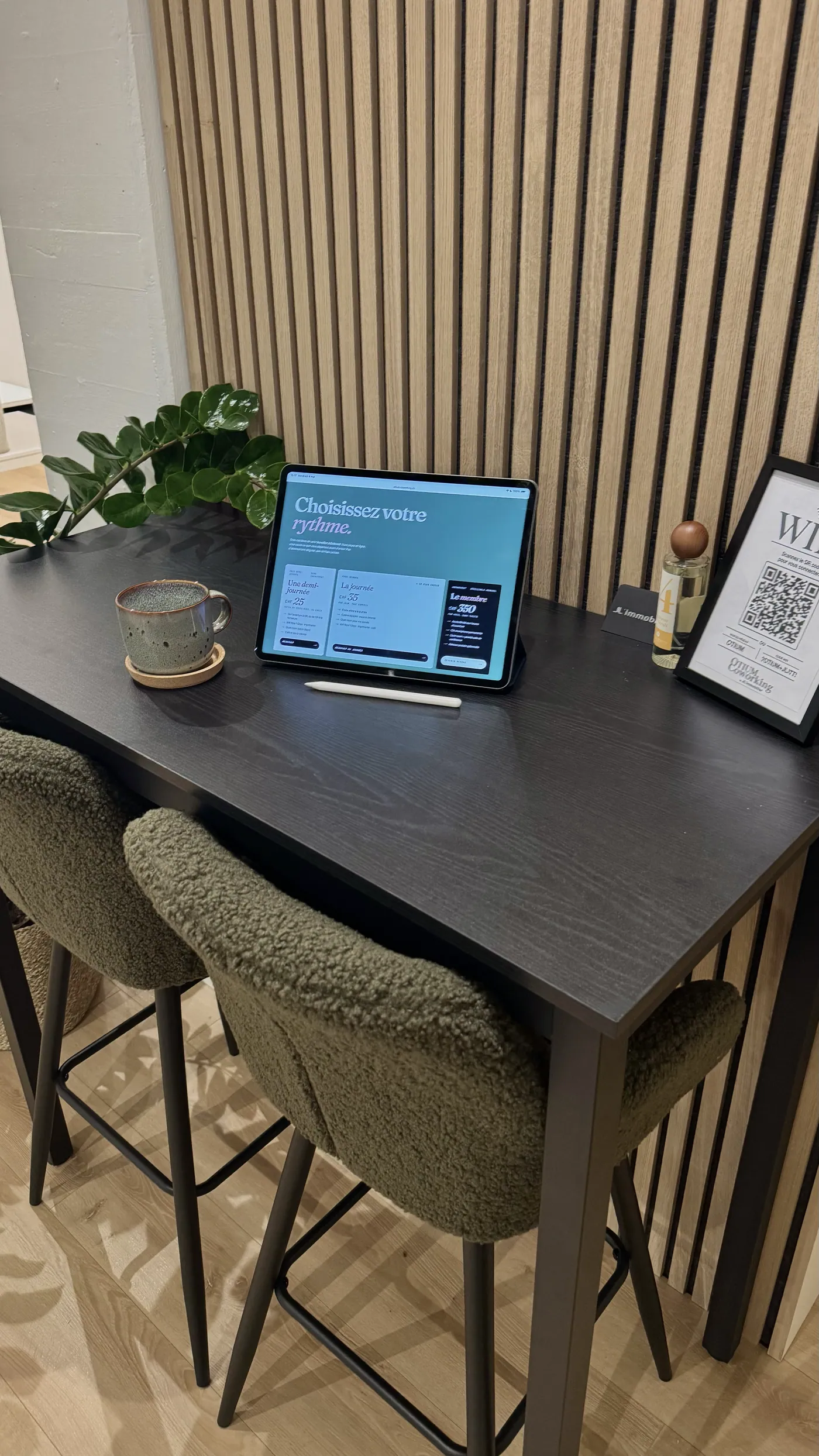Coin comptoir Otium :table haute en bois noir avec tabourets et iPad pour s'enregistrer