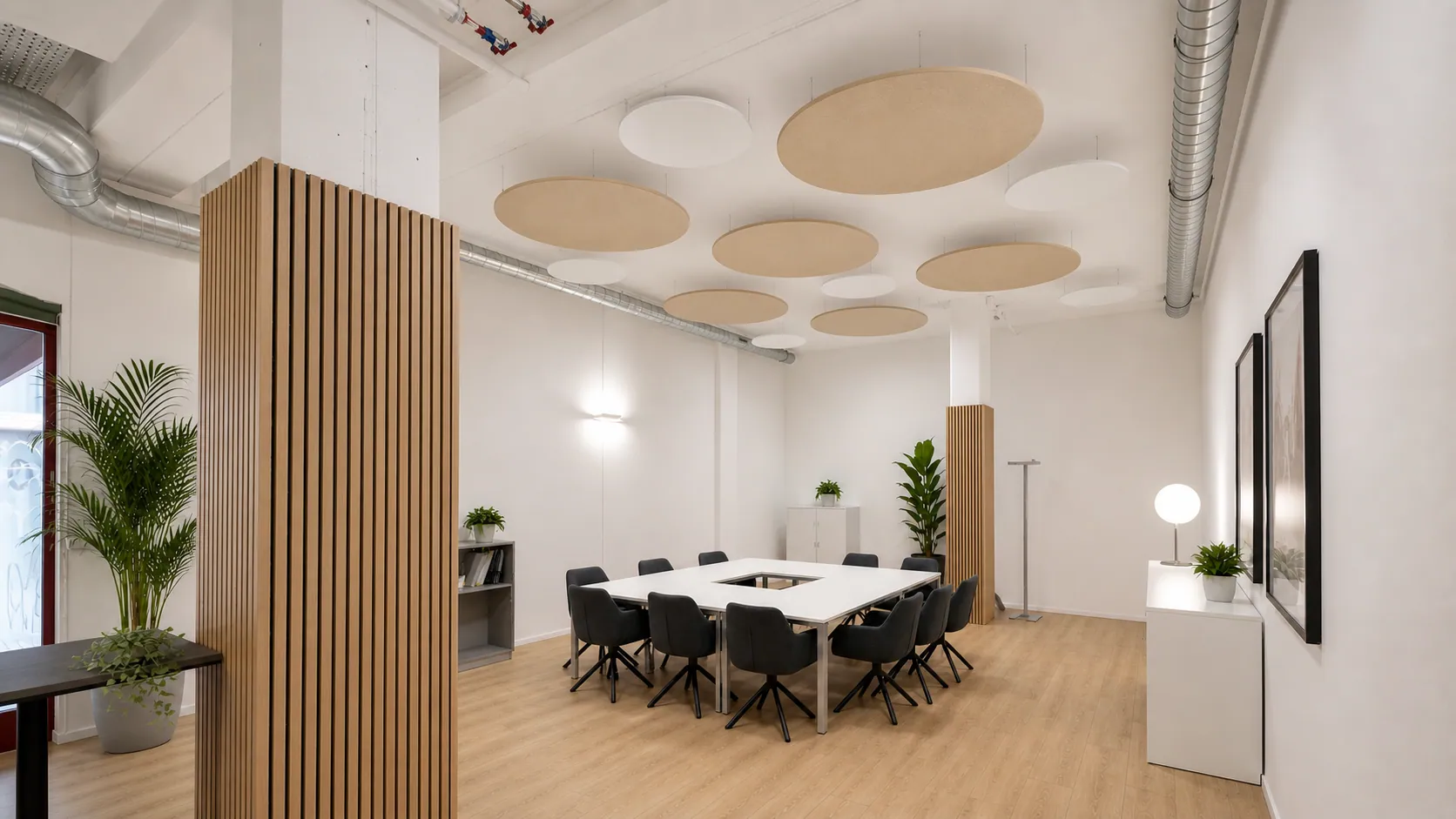 Salle de conférence Otium, grande table ovale 16 places, panneaux acoustiques au plafond, lumière naturelle